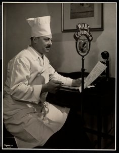 Portræt af kokken Maurice Hervieux ved mikrofonen på Hotel Commodore, 1930 (sølv gelatinetryk)