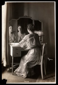 Portræt af Jobyna Howland siddende ved sit toiletbord, 1908-9 (sølv gelatinetryk)