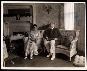 Portræt af Mr. og Mrs. Howard siddende poseret i en stue i deres hjem på 200 5th Avenue, New York, 1916-6 (sølv gelatinetryk)