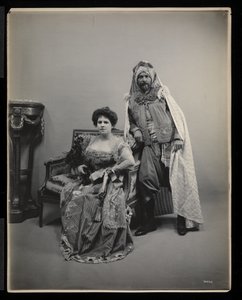 Portræt af en uidentificeret mand og kvinde ved James Hazen Hyde Ball, New York, 31. januar 1905 (sølv gelatinetryk)