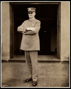 Portræt af den højeste politimand på Hotel Commodore, 1922 (sølv gelatinetryk)