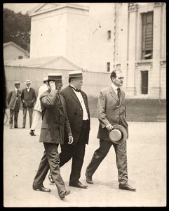 Præsident William Howard Taft med professor Arthur Twining Hadley fra Yale University og en anden mand, 1900-20 (sølv gelatinetryk)