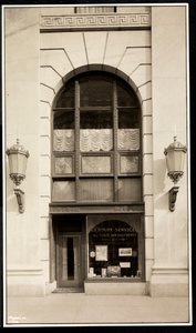 Butiksfacade af En Route Service, Inc., på Savoy Plaza Hotel, 59th Street og 5th Avenue, New York, 1928 (sølv gelatinetryk) af Byron Company