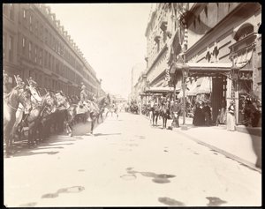 Guvernørens stab afventer Li Hung Changs ankomst på Waldorf Astoria Hotel, New York, 1896 (sølv gelatinetryk)