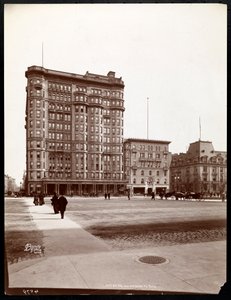 Hotel Savoy på 59th Street og 5th Avenue, udsigt fra indgangen til Central Park, New York, 1898 (sølv gelatinetryk) af Byron Company
