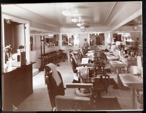 Barbershoppen på Philadelphia Ritz-Carlton Hotel, 1913 (sølv gelatinetryk) af Byron Company