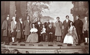 Medvirkende i en amatørproduktion af et teaterstykke med titlen The Old Heads and Young Hearts, præsenteret på Barnard College, New York (sølv gelatinetryk)