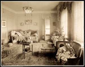 Tegnestuen i suite 1047 på Hotel Majestic, 1925 (sølvgelatineprint) af Byron Company