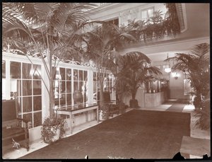Lobbyen og registreringsskranken på Ritz-Carlton Hotel, ca. 1910-11 (sølvgelatineprint) af Byron Company