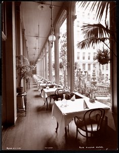 Verandaen på Park Avenue Hotel, 1901 eller 1902 (sølv gelatinetryk) af Byron Company