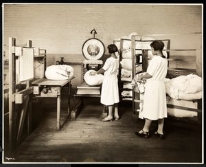 To afroamerikanske kvinder vejer poser med vasketøj på Carolyn Laundry på 111 East 128th Street, East Harlem, New York, 1928 (sølv gelatinetryk)