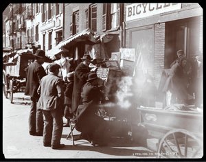 Udsigt over gadesælgere, inklusive en, der viser fotografiske udsigter over eksotiske steder i en udsigtsboks, på Bayard Street, New York, 1898 (sølv gelatinetryk)
