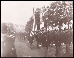 Udsigt over det gamle artilleri i Boston, der marcherer i en parade i London, England, 1897 (sølv gelatinetryk)