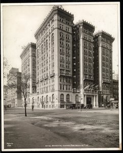Udsigt over Hotel Majestic på 72nd Street fra den anden side af Central Park West, New York, 1920 (sølv gelatinetryk) af Byron Company