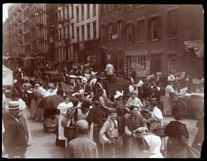 Udsigt til menneskemængden og kræmmerne på Hester Street, New York, 1899 (sølvgelatineprint) af Byron Company