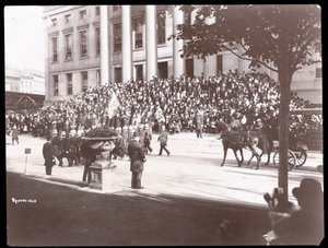 Udsigt over menneskemængden på trapperne til Brooklyn Borough Hall under Brooklyn Police Parade, 1897 (sølv gelatinetryk) af Byron Company