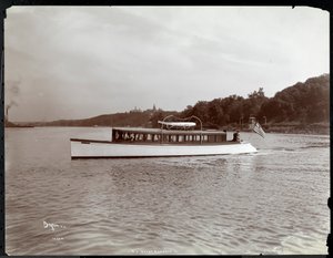 Udsigt over yachten Delicia of the New York Yacht, Launch und Engine Co. på Hudson River nær Morris Heights, New York, 1903 (sølv gelatinetryk) af Byron Company