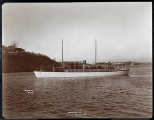 Udsigt over yachten Mousquetaire af New York Yacht, Launch und Engine Co. på Harlem River, New York, 1905 (sølv gelatinetryk) af Byron Company