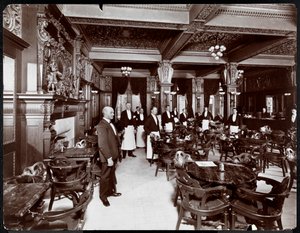 Tjener på en cafe på Hotel Delmonico, 1902 (sølv gelatinetryk) af Byron Company