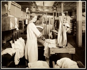 Kvinder mærker poser med vasketøj på Carolyn Laundry på 111 east 128th Street, East Harlem, New York, 1928 (sølv gelatinetryk)