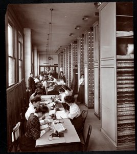 Kvinder, der arbejder i et arkivrum, under mandligt opsyn, hos Metropolitan Life Insurance Co. på 23rd Street og Madison Avenue, New York, 1907 (sølv gelatinetryk) af Byron Company