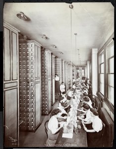 Kvinder arbejder i et arkiveringsrum under mandligt opsyn hos Metropolitan Life Insurance Co. på 23rd Street og Madison Avenue, 1907 (sølvgelatineprint)