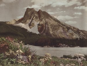 Mount Burgess and Emerald Lake Chalet (farvefoto)