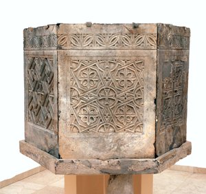 Ambo fra den byzantinske kirke Sankt Theodoros, Beit Sila, Jerusalem, 6. århundrede e.Kr. (bituminøse sten) af Byzantine Byzantine