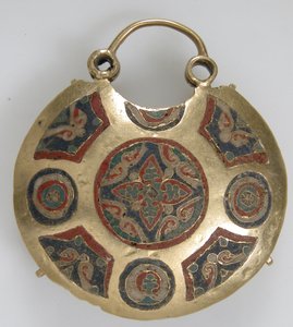 Tempelvedhæng med to fugle, der flankerer et livstræ (forrest) og geometriske og vegetabilske motiver (bagpå), Kievan Rus