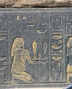Egypten, Karnak, Hatshepsuts røde kapel, gyldent relief, vinoffer