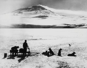 Sydpolsekspedition af Robert Falcon Scott (1868-1912), opdagelsesrejsende før Erebus-vulkanen på Ross-øen, 15. januar af J.B. and Brown J. Rowbotham