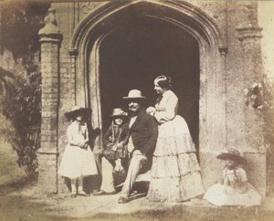 Familiegruppeportræt poseret i døråbningen, slutningen af 1840