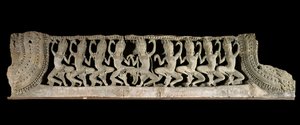 Arts of Khmer (Fjernøsten). Nederste frontonregister: ni dansende apsaraer. Lavrelief i gre, slutningen af 1100-tallet -begyndelsen af 1200-tallet. Bayon stil. fra Cambodia, Bayon-templet. Paris, Musee Guimet - Musee national des Arts Asian.