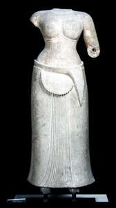 Kvindelig guddommelighed fra Bagetemplet, Roluos, Cambodia, 4. - 9. århundrede (sandsten)