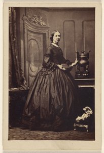 [Uidentificeret kvinde holder en bog, stående]. af Camille Silvy