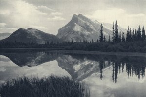 De canadiske Rockies: Mount Rundle, Banff og Vermillion Lakes (s/h-foto) af Canadian Photographer