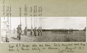 General Allenby dekorerer kaptajn Harper med D.C.M. ved en ceremoni i Abassan, Sydpalæstina, august 1917 af Capt. Arthur Rhodes