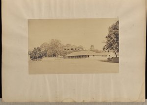 Madura. [Trimul Naiks] palads med hr. Fischers skolehus i forgrunden. af Capt. Linnaeus Tripe