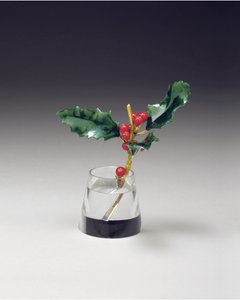 Holly spray i en tilspidset vase, ca. 1890 af Carl Fabergé