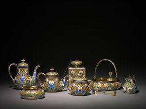 Varmtvandskande, overdækket sukkerskål, tekar, tekande, sukkertang, citrongaffel, sukkerkurv, kagekurv, flødekande, tesi og sukkersigte, før 1896 og 1896-1906 af Carl Fabergé