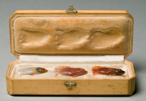 Sæt med tre fisk i original æske, ca. 1890 af Carl Fabergé