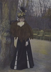 Kvinde i en park i Paris (farvefoto)