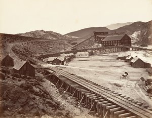 Eureka Quartz Mill and Flume, Nevada, 1875, trykt ca. 1876. af Carleton Emmons Watkins