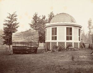 Huset over en stub af et stort træ, 1865-66, trykt ca. 1876. af Carleton Emmons Watkins