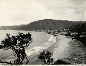Strandstrækning i Alassio, ca. 1890 (s/h-foto)