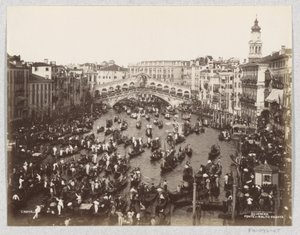 Gondelregatta på Canal Grande i Venedig ved Rialtobroen