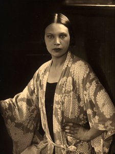 Halv-længde portræt af Wanda Wulz iført en kimono morgenkåbe