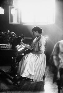 Portræt af Wanda siddende ved et bord med sin kat, Trieste, ca. 1910 (glasplade)
