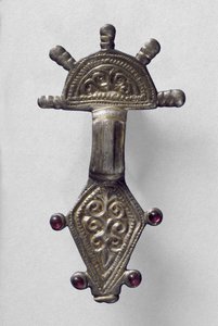 Broche med strålehoved, fra Marchelepot, Somme, sandsynligvis karolingisk, ca. 7.-10. århundrede (forgyldt kobberlegering)