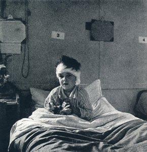 Et lille barn, der let trækker vejret, og mærker sit liv i alle lemmer, hvad skal det vide af Cecil Beaton